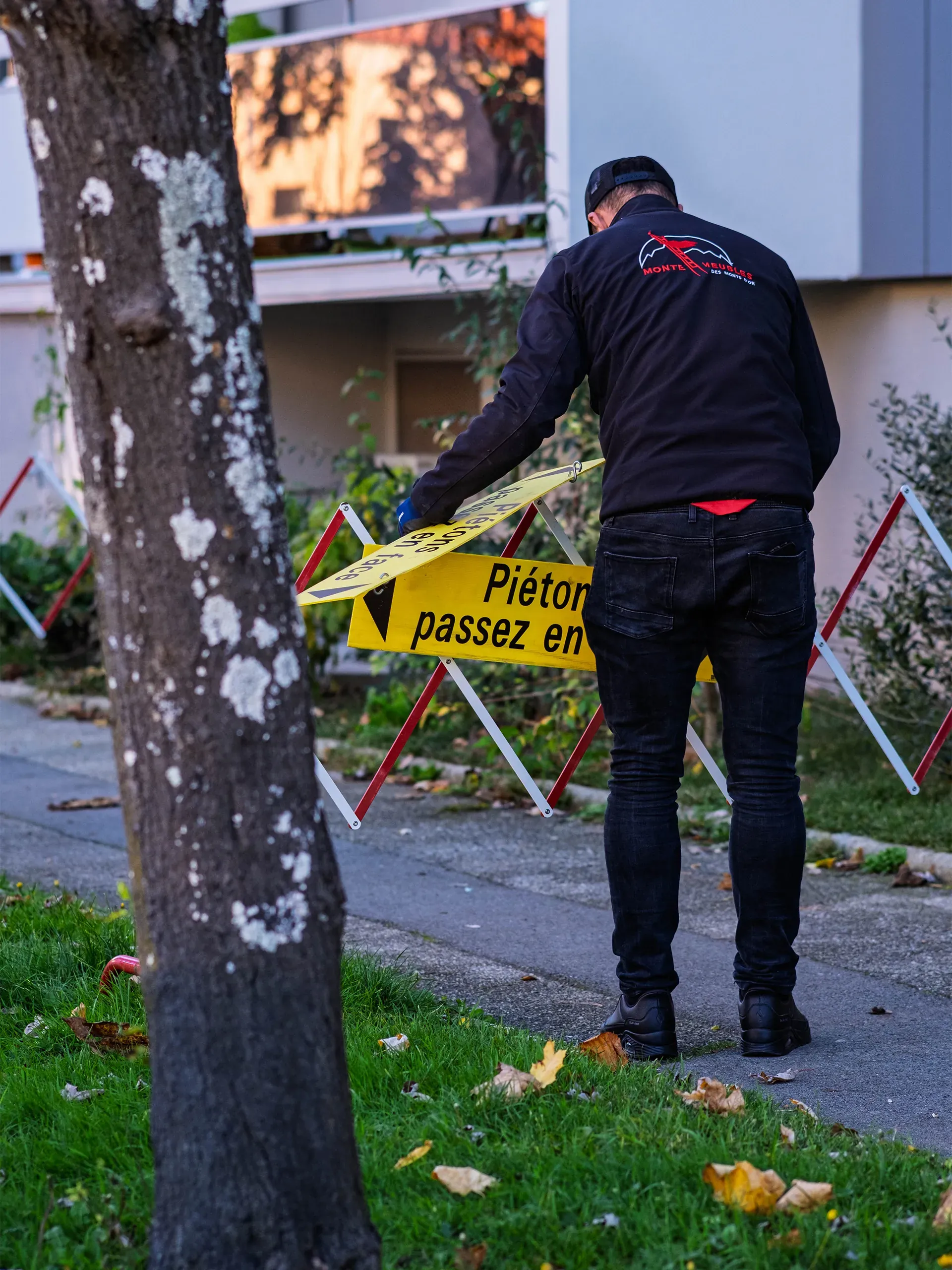 Balisage de voirie avant l'installation d'un monte-meubles à Lyon
