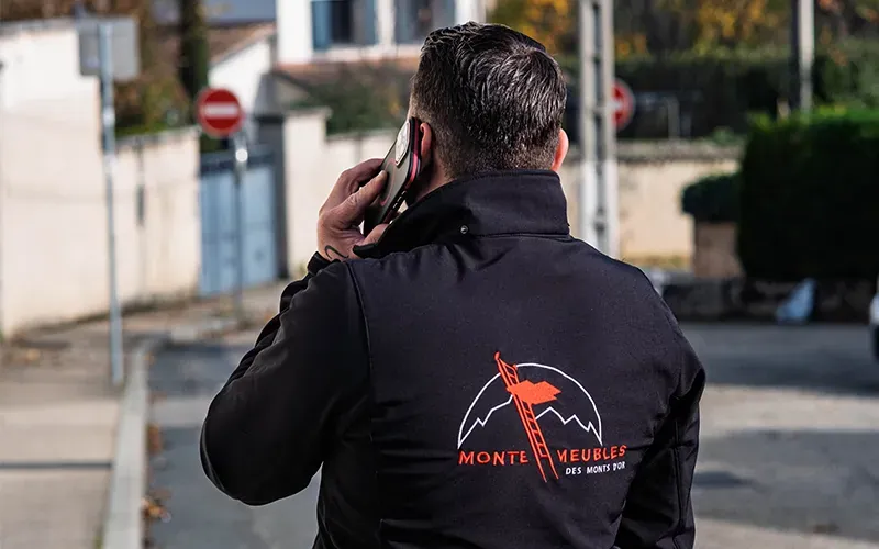 Conseiller Monte-Meubles des Monts d'Or au téléphone
