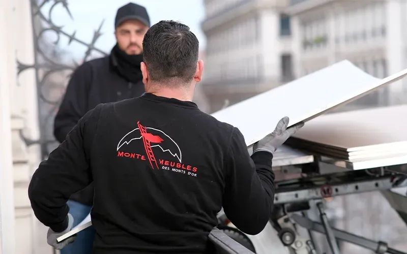 Livraison d'un meuble par monte-meubles à Lyon