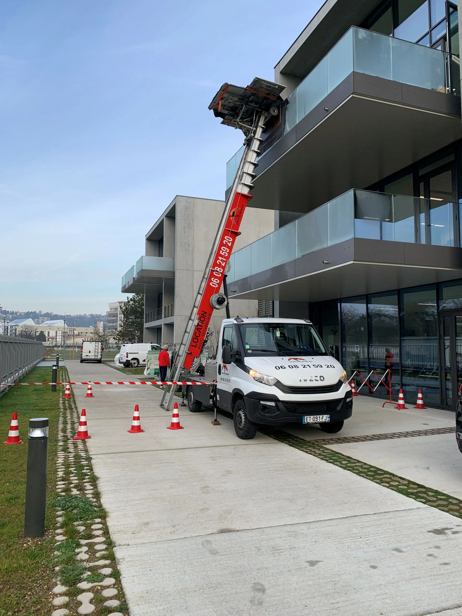 Camion monte-charge déployé devant une résidence à Lyon