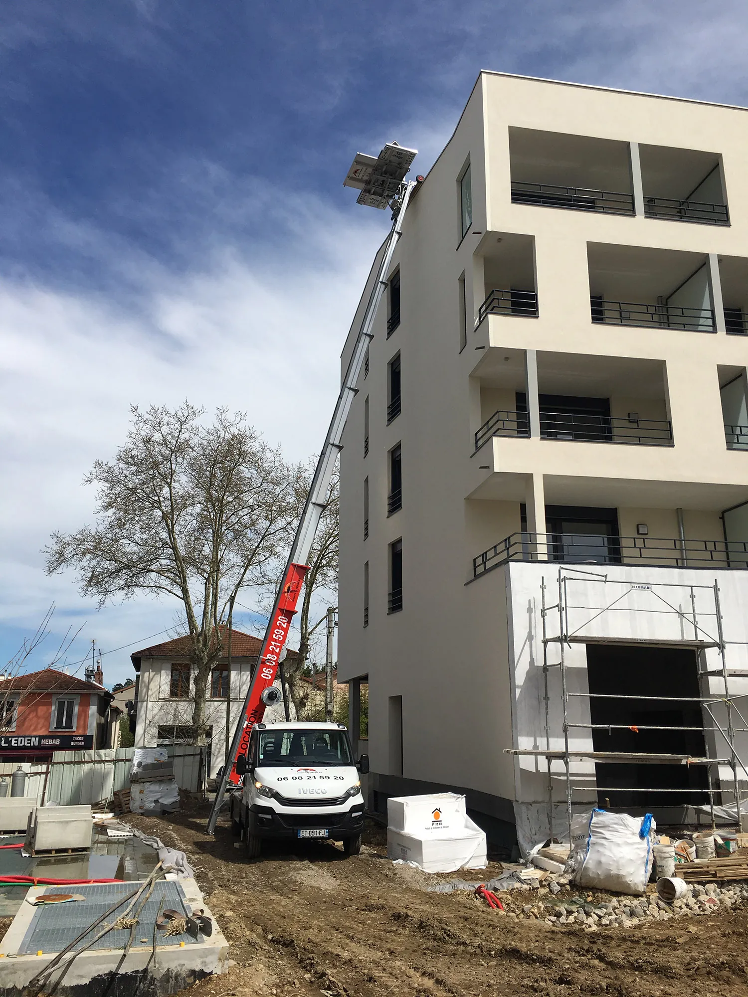 Monte-matériaux installé sur le chantier d'un immeuble neuf à Lyon