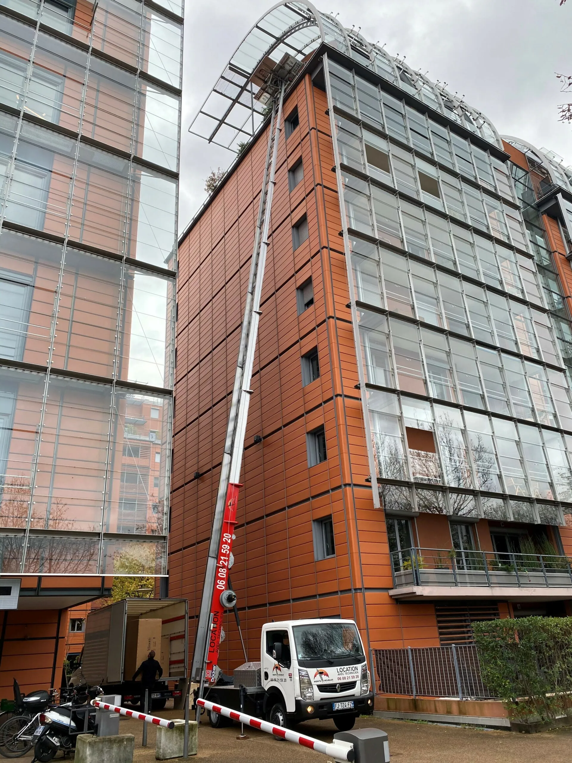 Monte-matériaux le long de la façade d'un immeuble à Lyon
