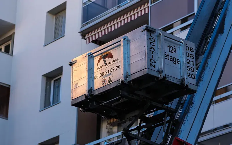 Meubles transportés sur le plateau d'un monte-meubles à Lyon